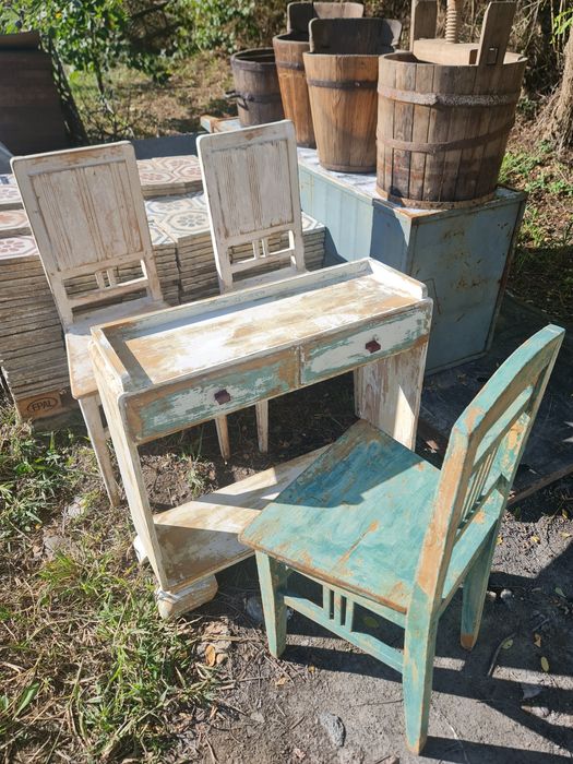 Mobila vintage!Set masa cu două scaune din lemn și metal.