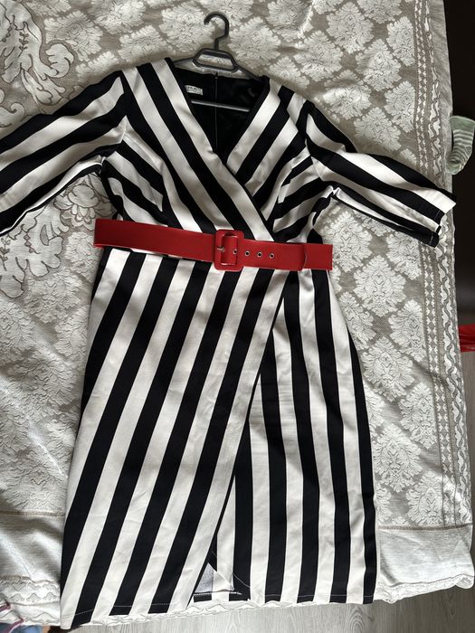 Rochie eleganta in dungi cu centura rosie