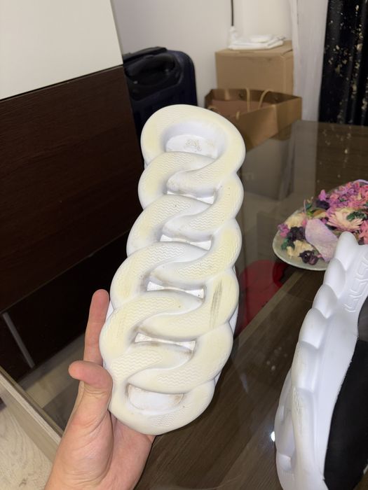 Versace chain reaction