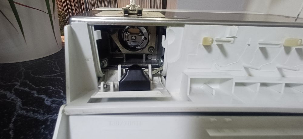 Masina de cusut Bernina Artista 180