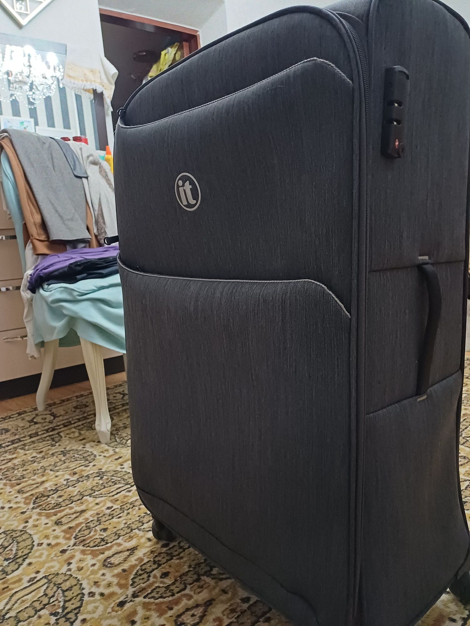 Продам чемодан купленный в Лондоне