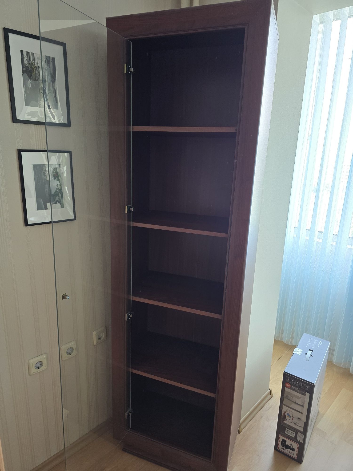 Продавам шкаф с витрина 204/61/38 в/ш/д