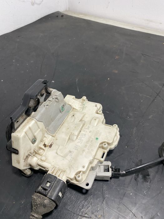 Broasca usa dreapta fata Audi A3 8P A6 C6 A4 B7 4F1837016