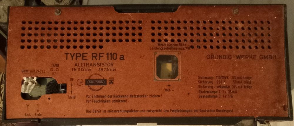 Vând/Schimb radio Grundig.Bârâie,buton posturi defect,arată ca în foto