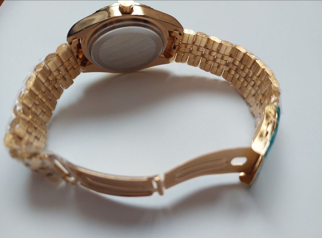 Часовник Rolex с кутийка и възглавничка
