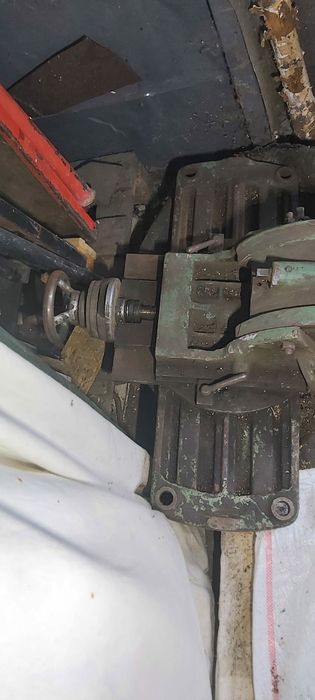 Freza strung masa in T menghina