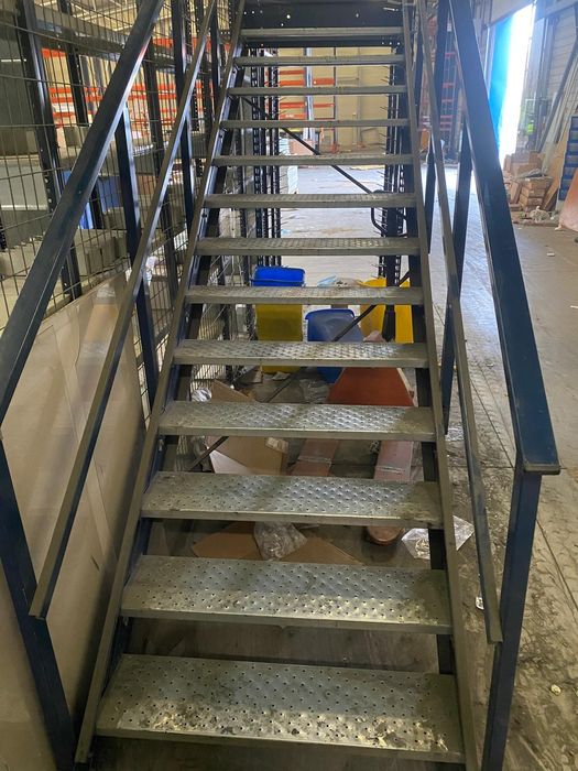 Scara metalica cu balustrada