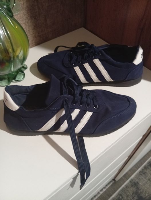 Продается обувь.