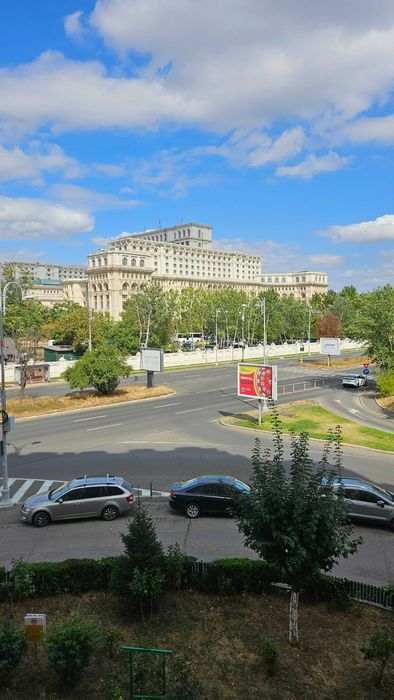 Apartament  4 camere ,vedere la Casa Poporului  si Catedrala Neamului
