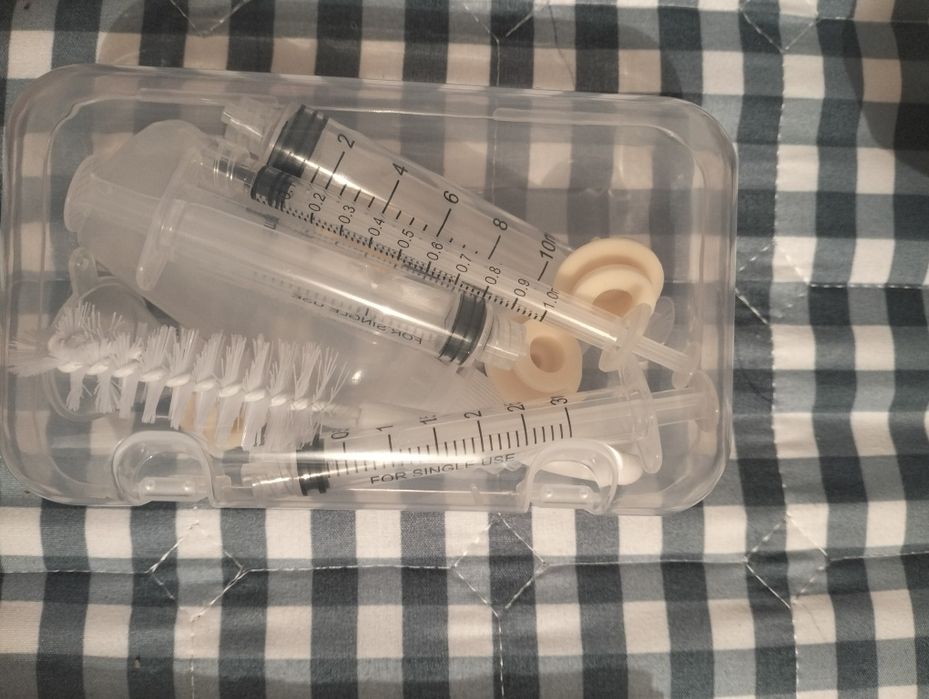 Набор из детской бутылочки и шприцы для котята