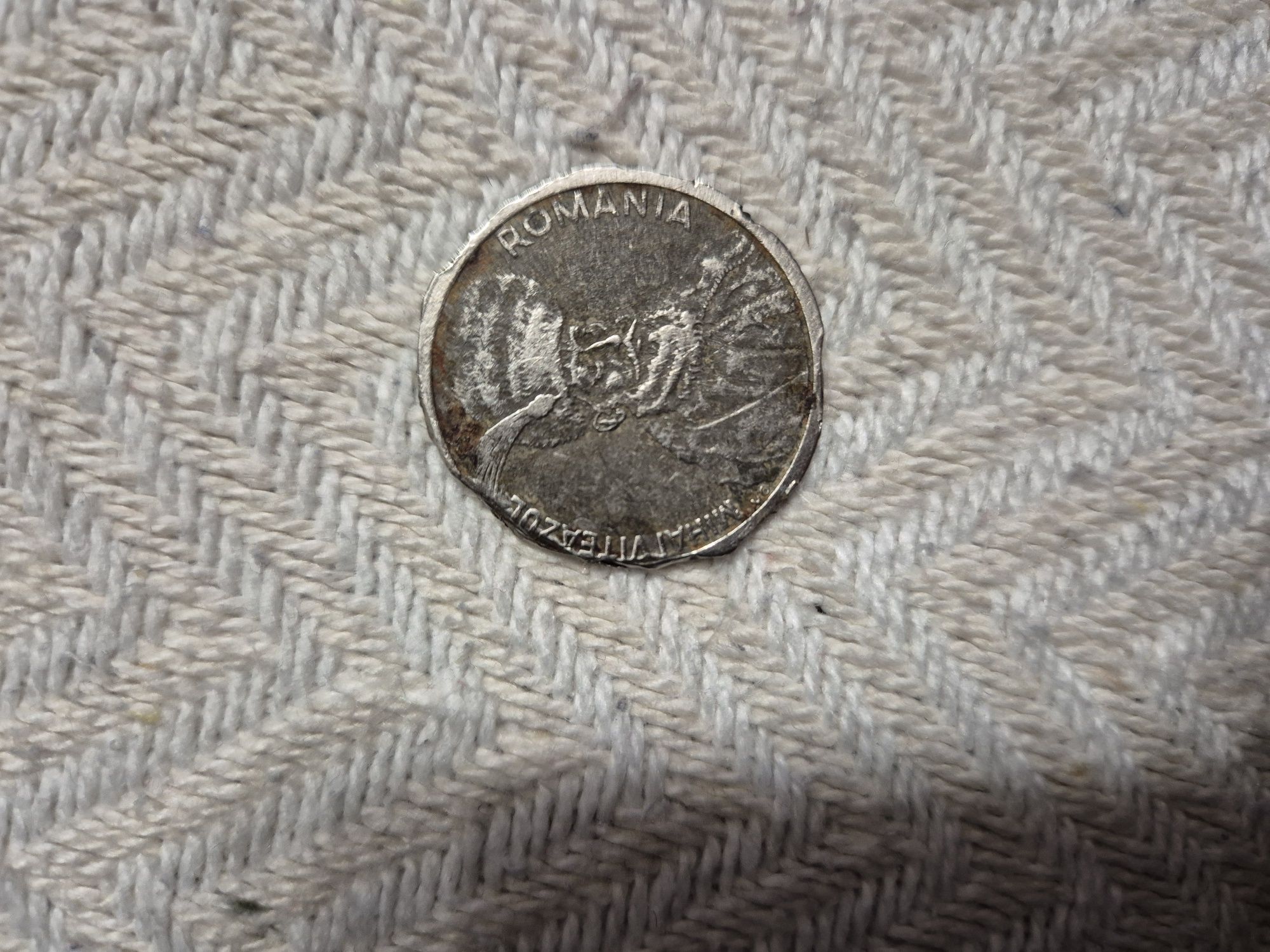 Monede vechi în stare buna, doar cea de 100 lei este ruginita