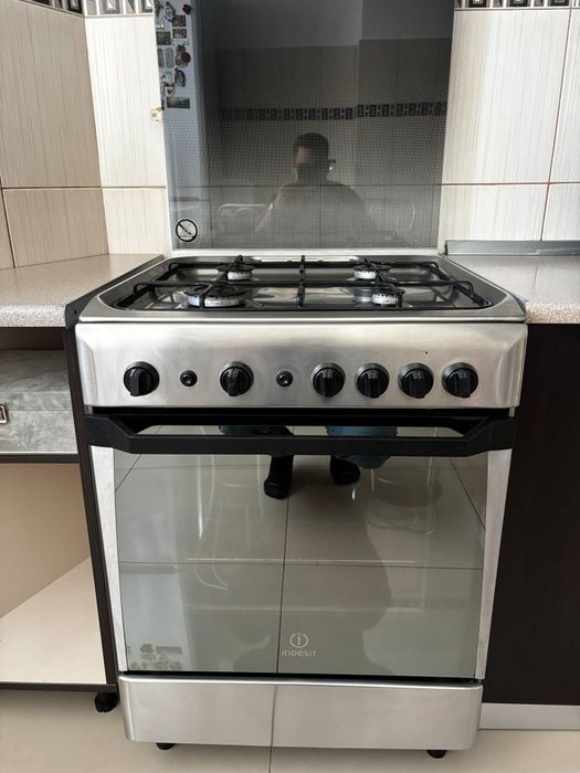 Vând aragaz indesit