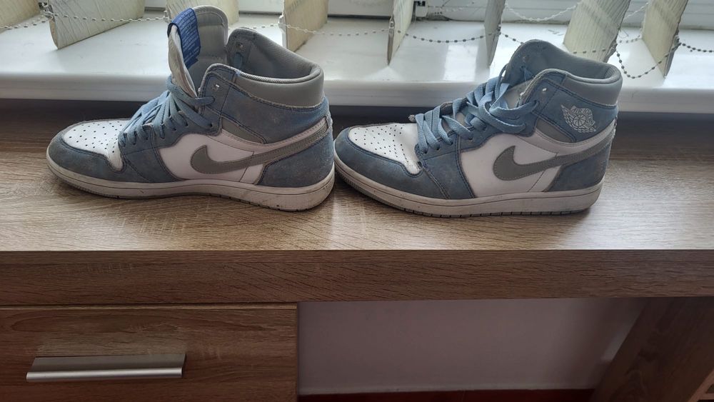 Jordan 1 Hyper Royal mid