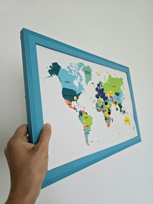 Harta lumii cu rama din lemn