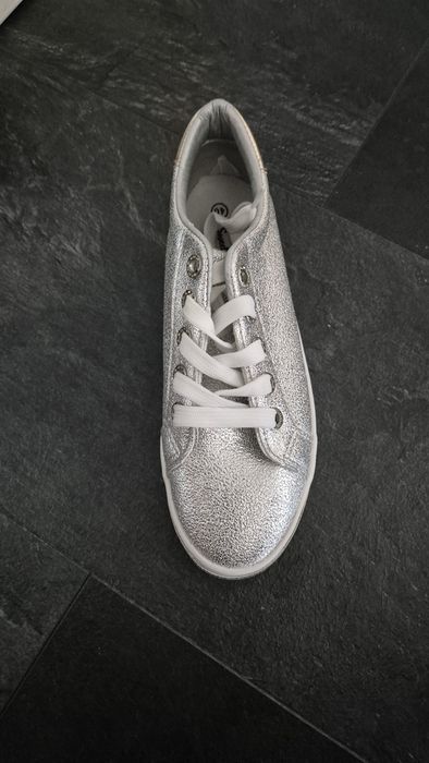 Чисто нови спортни обувки