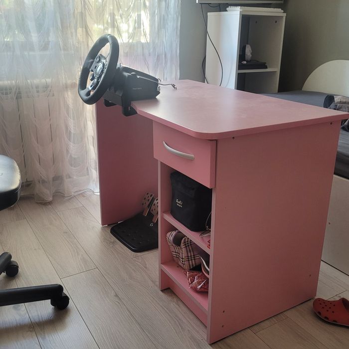 Продава се детска секция (гардеробче, рафтове и шкафове)!