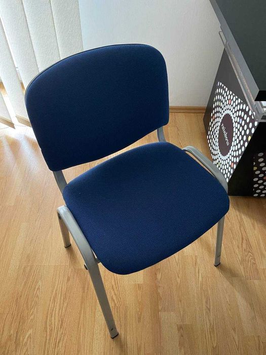 Scaune vizitatori, albastre si rosii, material textil