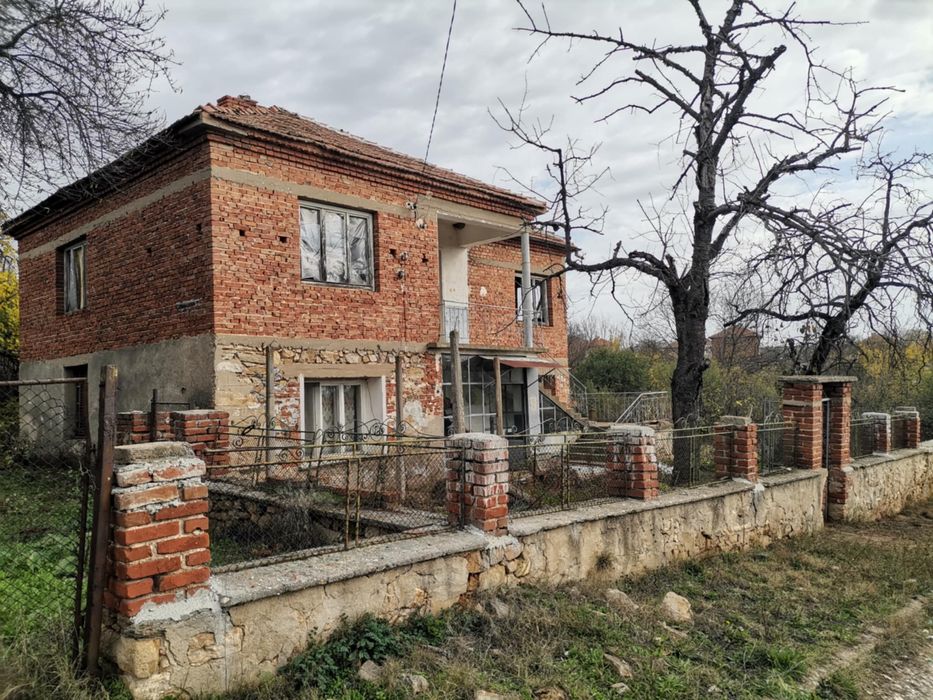 Къща в с.Младиново на плоча