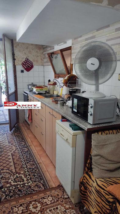 Стара къща с двор и кладенец в с. Балван