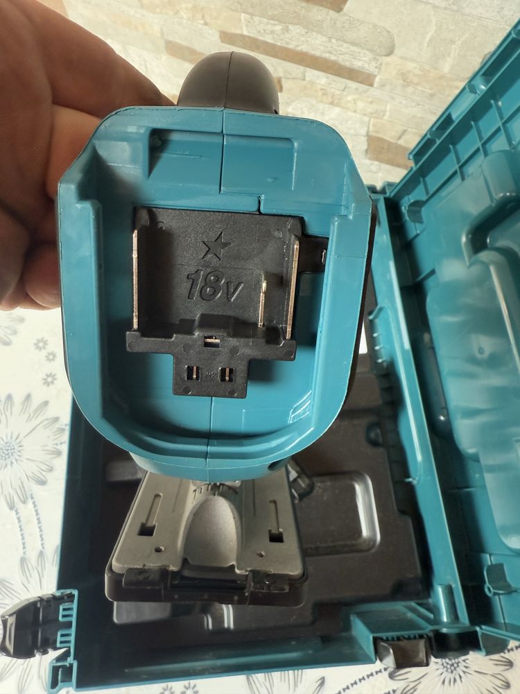 Акумулаторен прободен трион MAKITA DJV180