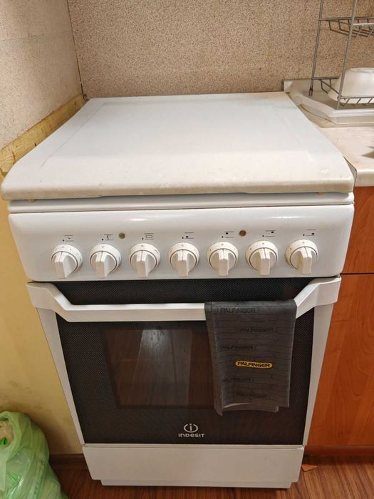 Печка с котлони и фурна INDESIT