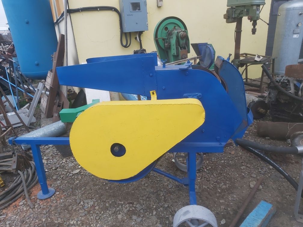 Moară cu ciocanele la tractor