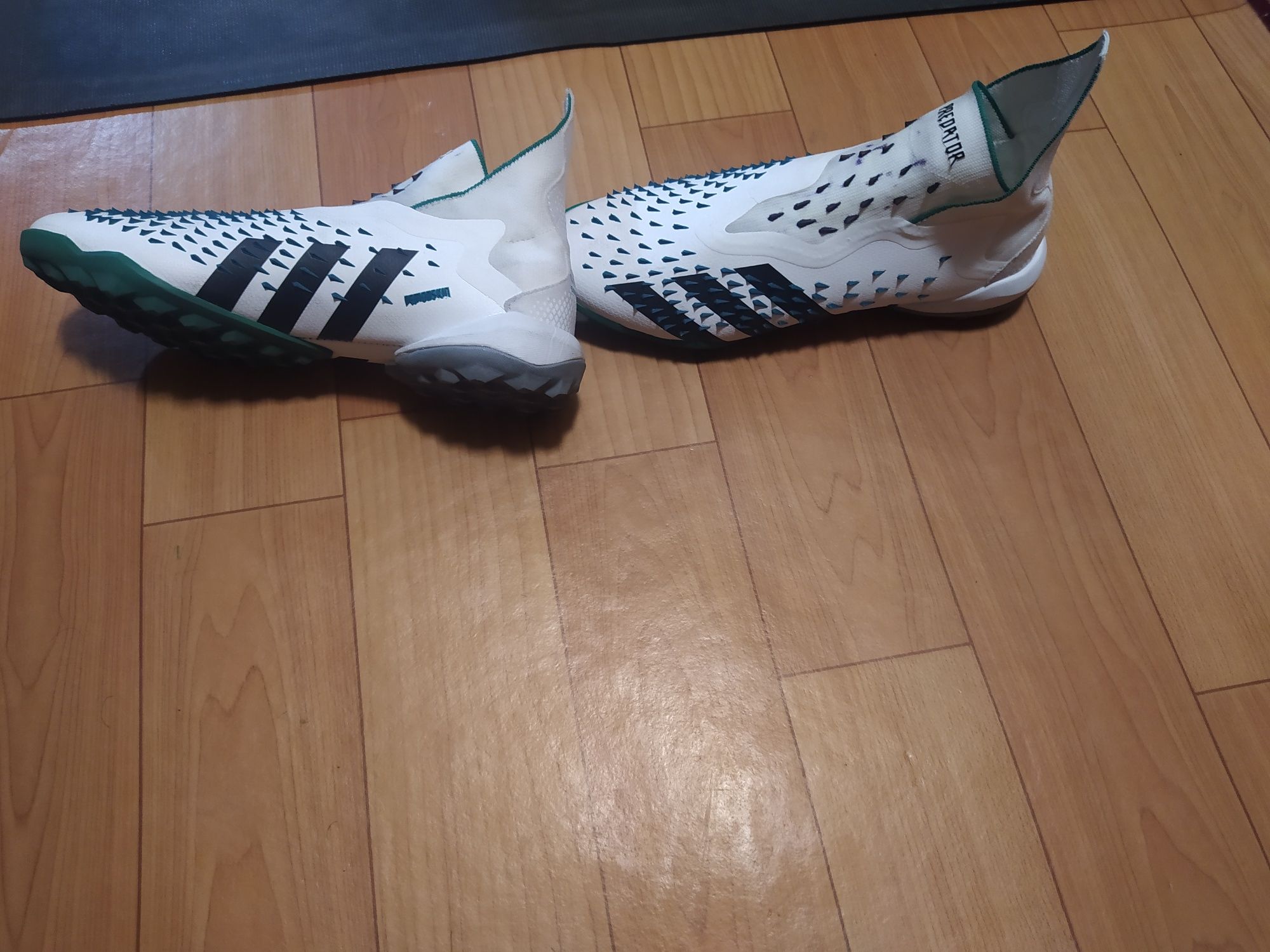 Сороконожки / Sarakanojka Adidas Predator Freak+ TF