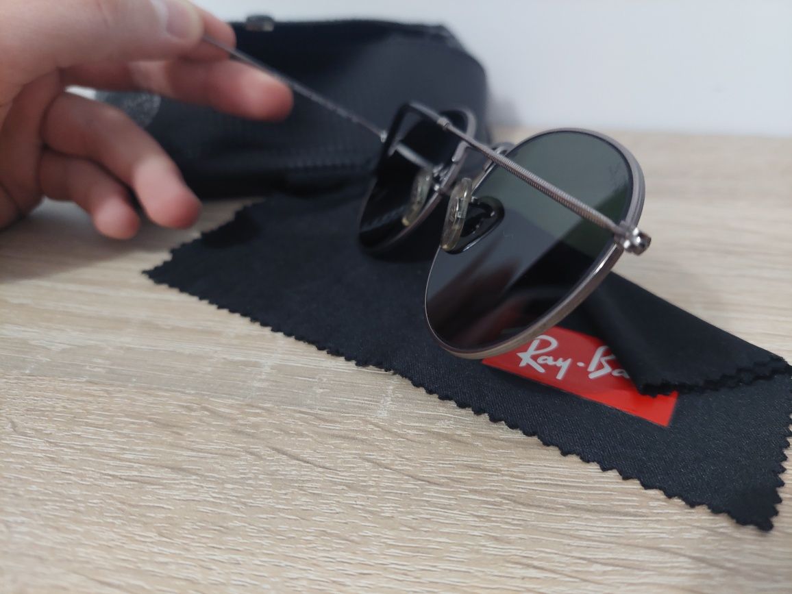 Ochelari rayban pret 150 lei.