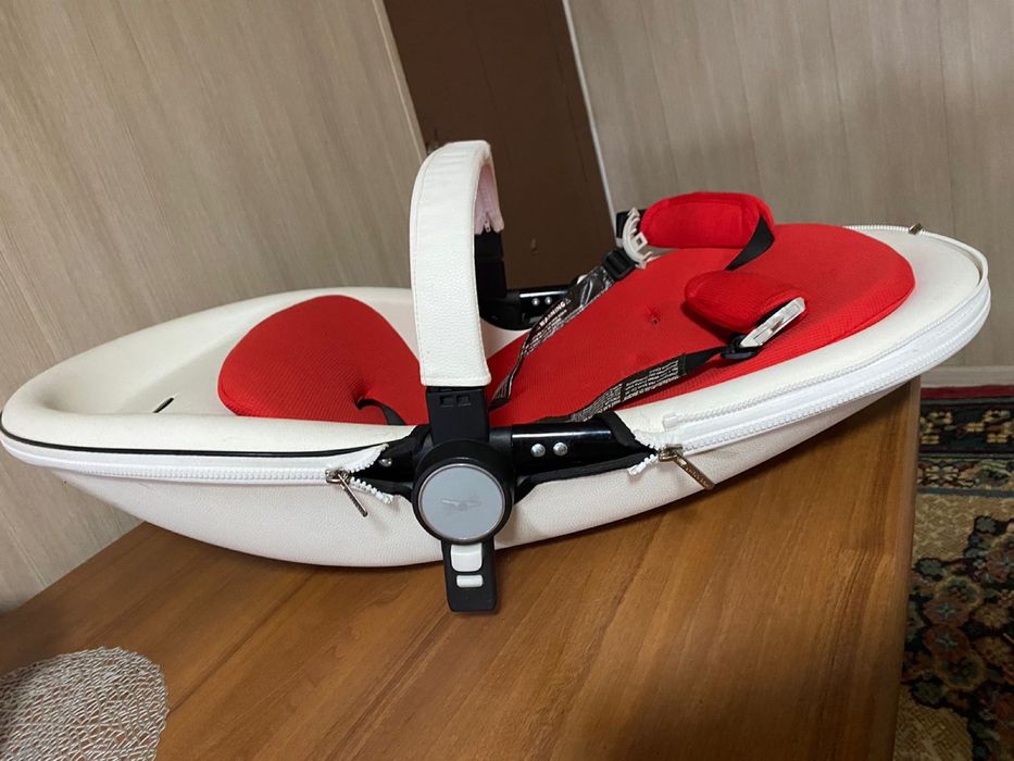 Коляска белая хотмами