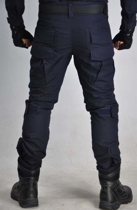 Pantaloni tactici rezistenți la apa