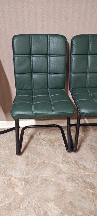 Продам стулья кожанные