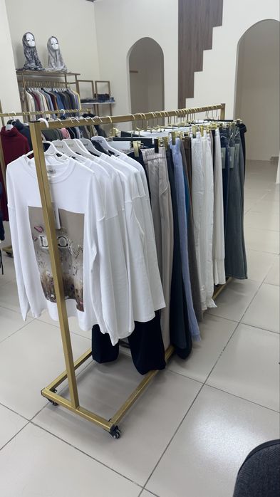 Диван, стол, reception, стойки для одежды