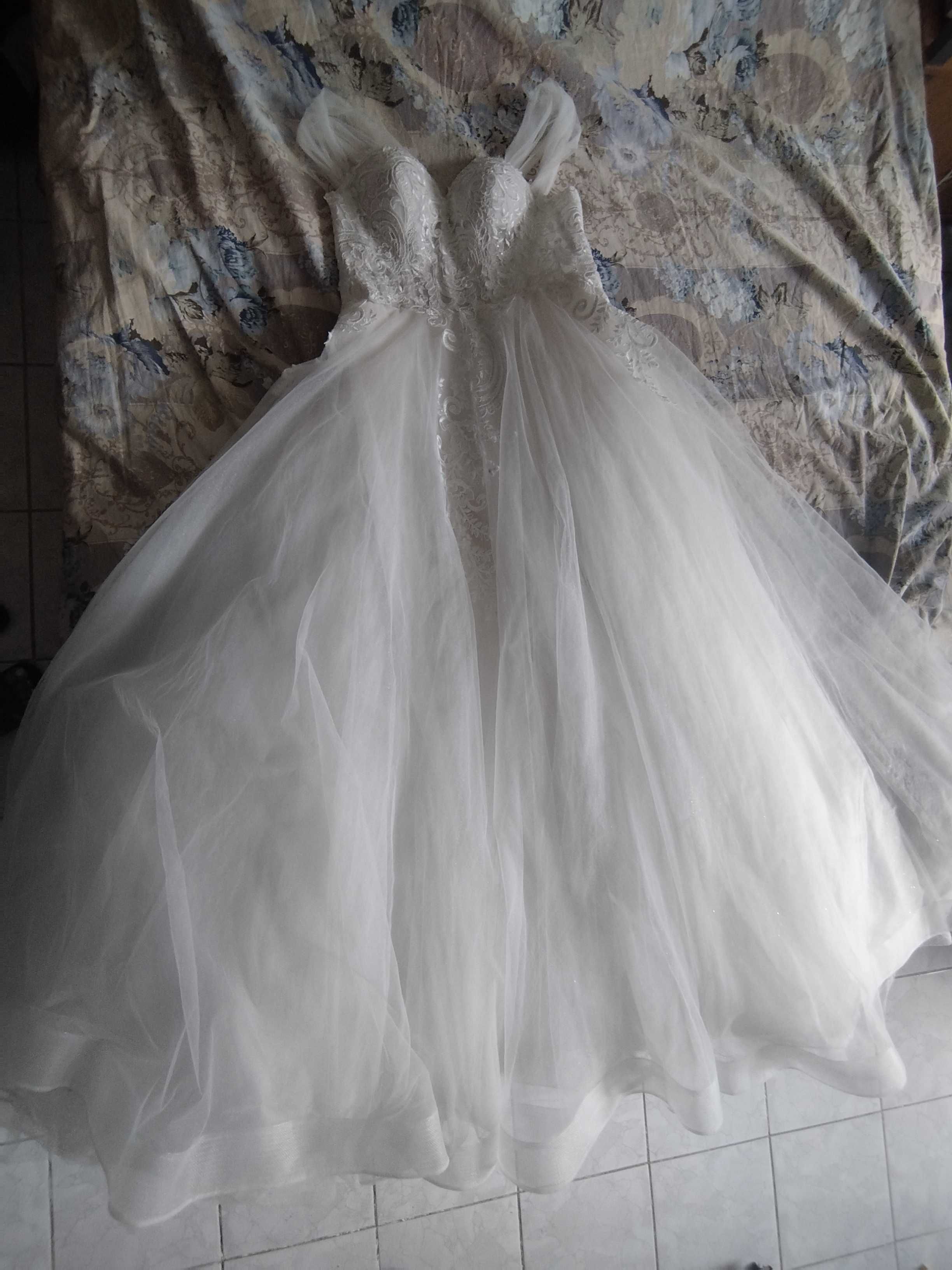 Сватбена рокля с блестящ тюл