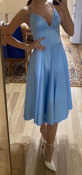 Vand rochie blue ciel, scurta, cu spatele gol in V si decolteu