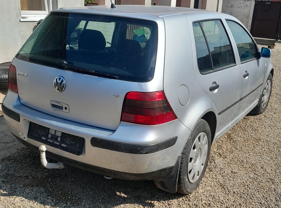 Vând mașină pentru dezmembrări