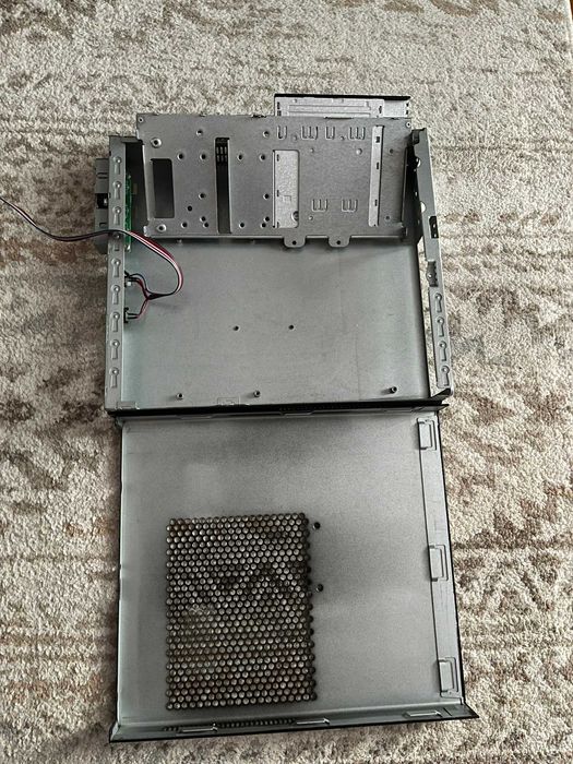 Carcasă Mini-ITX compactă