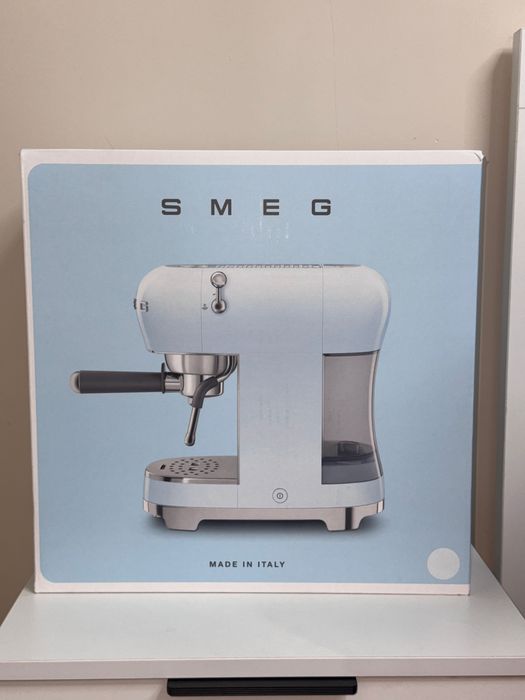 Кофеварка Smeg ECF01CREU