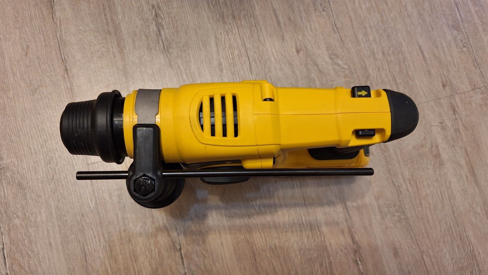 Продавам нов акумулаторен перфоратор DeWalt DCH253
