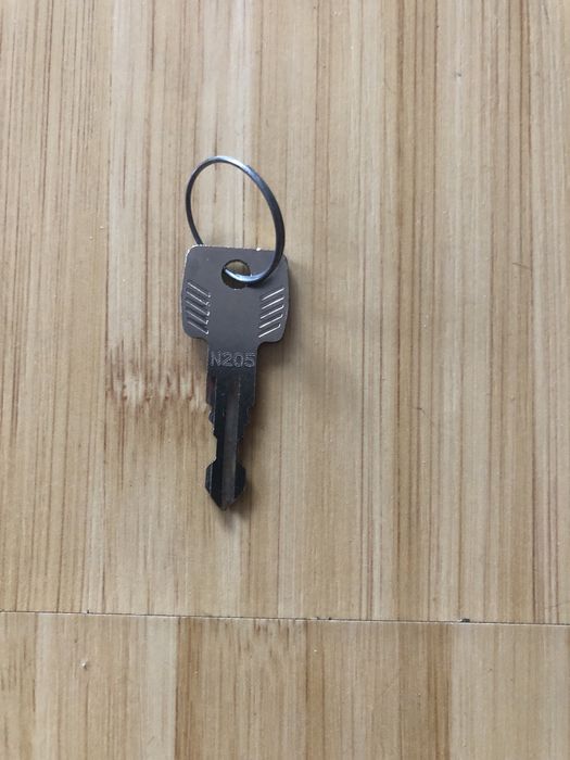 Set 4 butuci Thule cod N206, plus o cheie N205