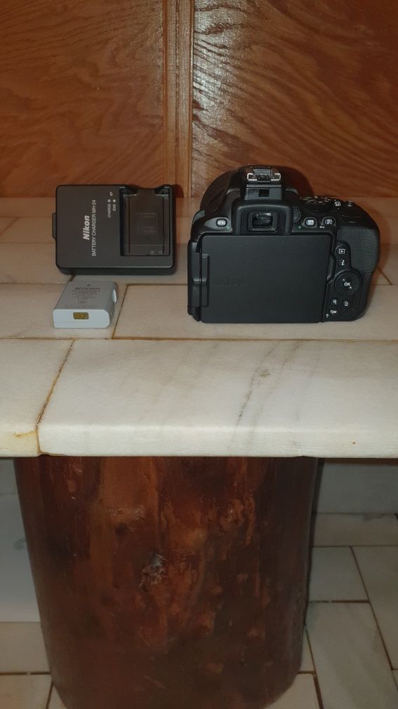 Nikon D5600 + Obiectiv 18 - 140 mm