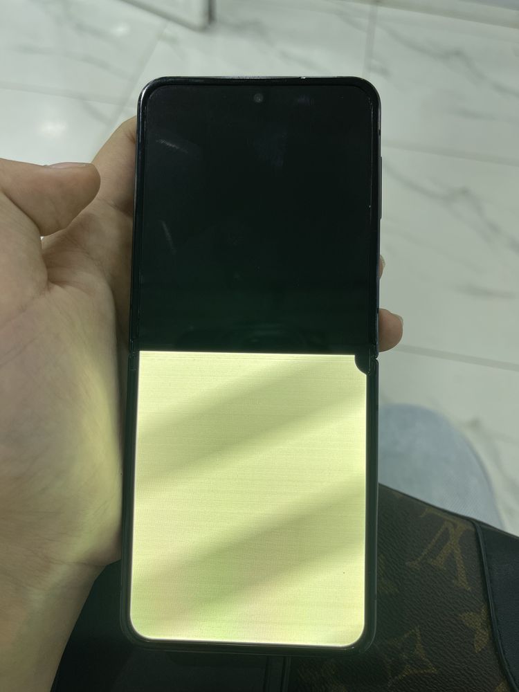Самсунг z flip4.          .