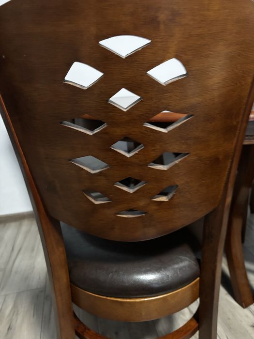 Masa cu 4 scaune din lemn masiv