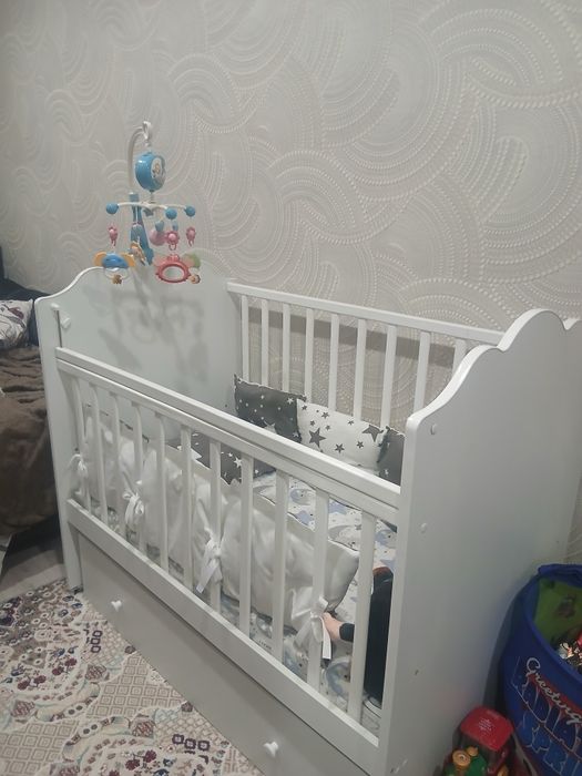 Продам детскую кроватку в идеальном состоянии.  + бортики и мобильник