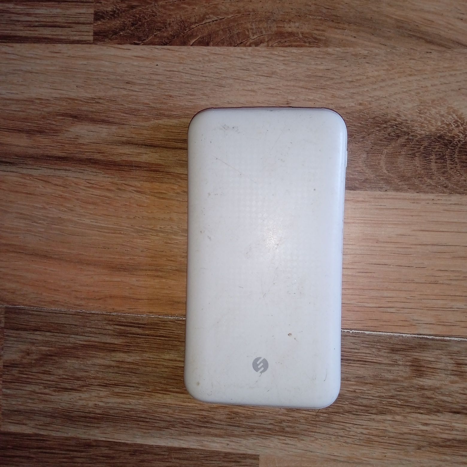 Бяла външна батерия 10 000 mAh