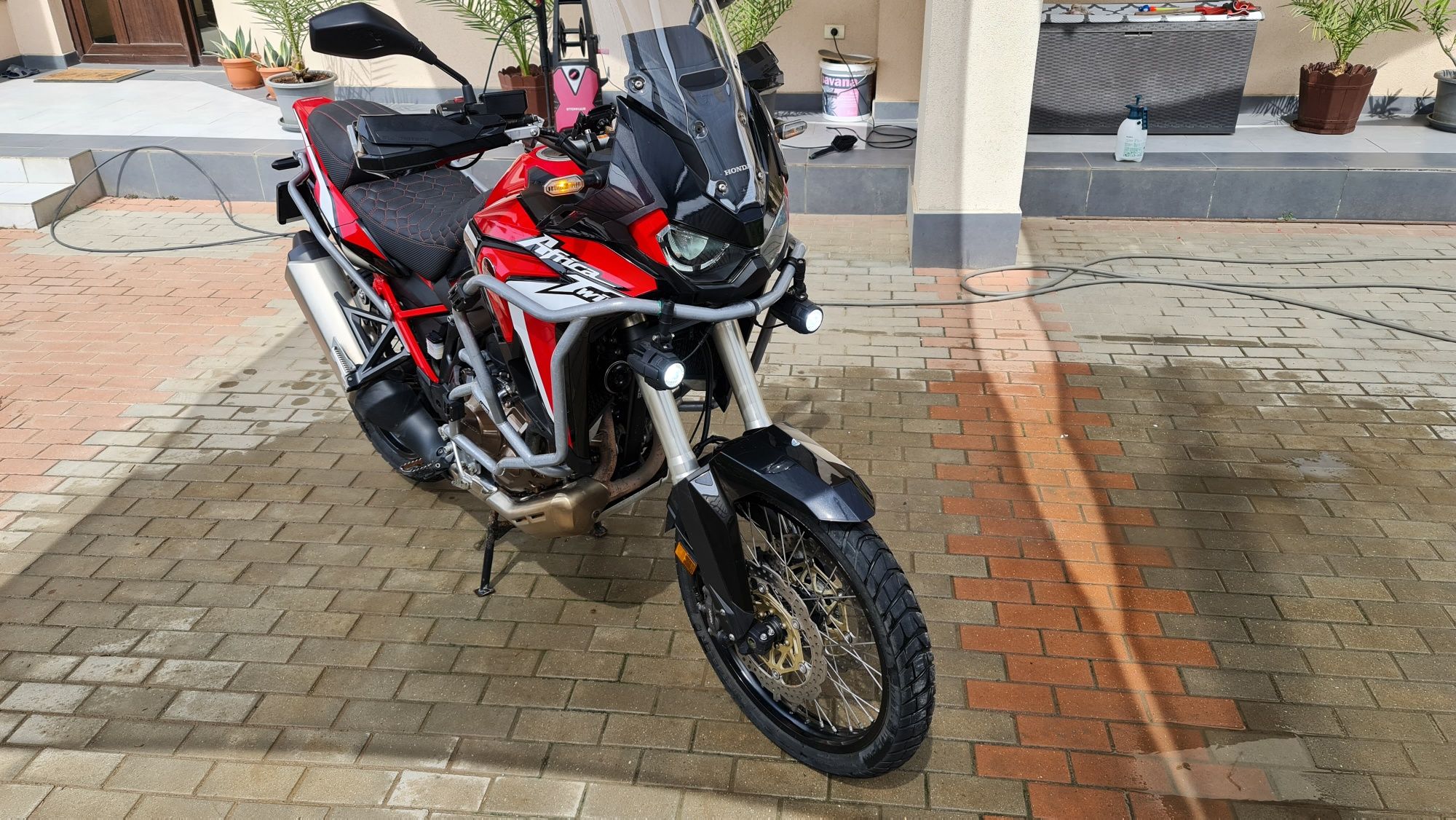 Honda Africa Twin CRF 1100 (Topcase + set anvelope de offroad inclus)