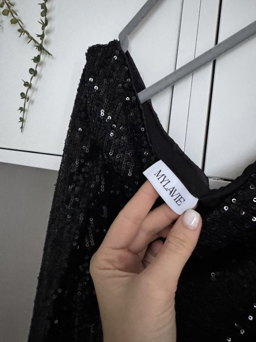 Топ блуза с един ръкав с пайети MYLAVIE X ABOUT YOU