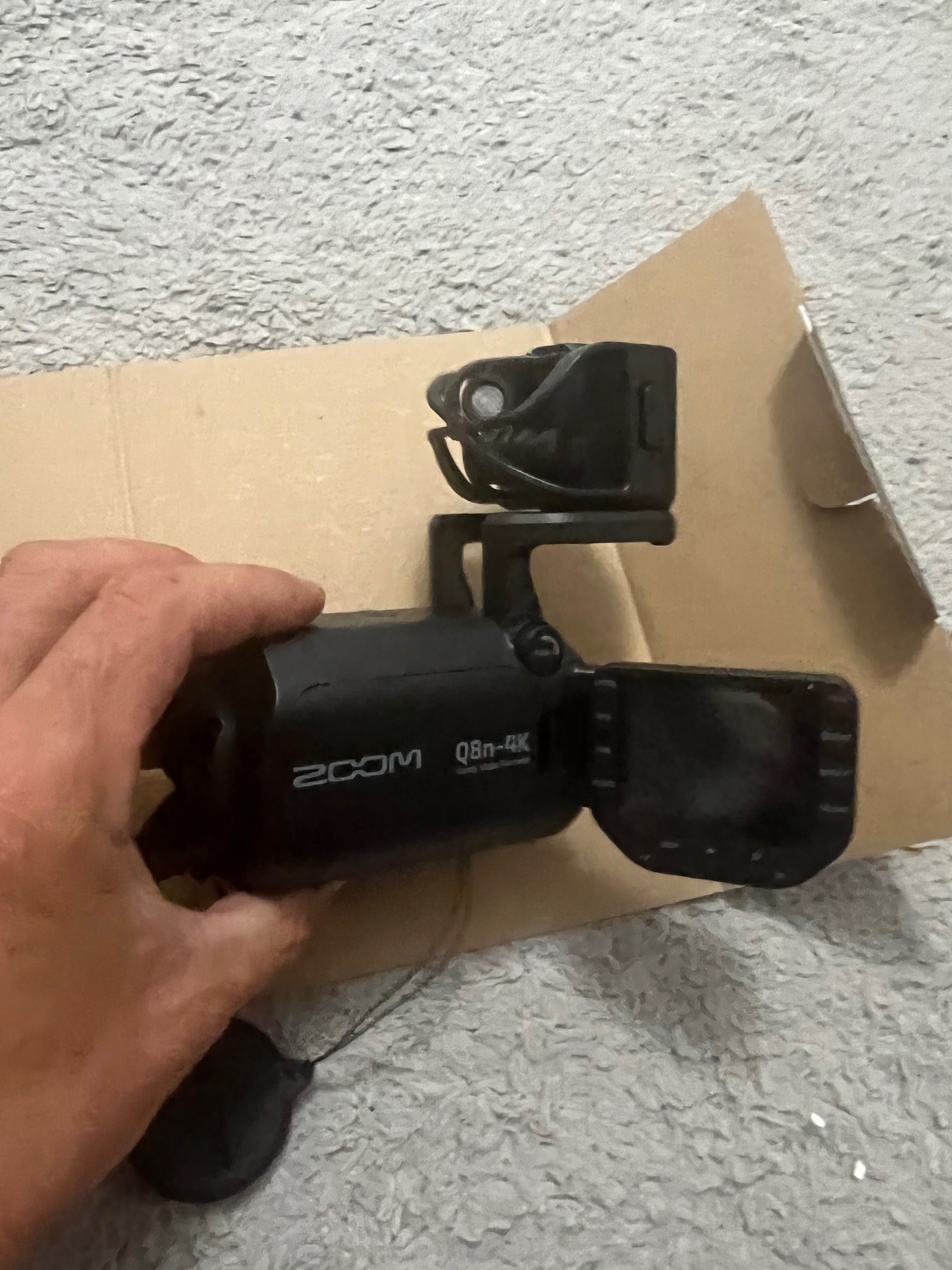 Camera video cu microfon multidirecțional pentru creatori de content