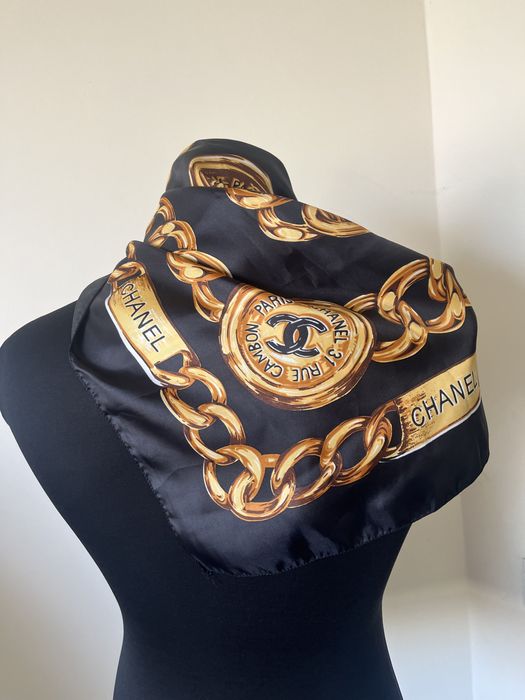 Eșarfa Chanel , impecabila