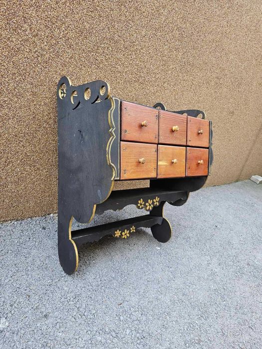 Ръчно рисуван шкаф за стена в ретро стил