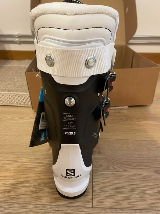 Se vinde o pereche de clăpari de damă Salomon.